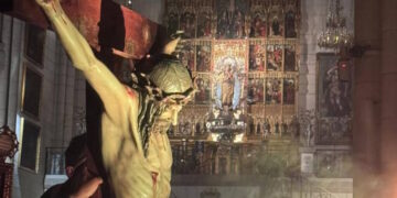 Los jóvenes de Madrid salen a la calle en su vía crucis para «llevar entre todos la única cruz»