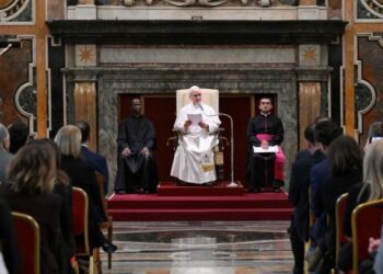 El Papa: Los aviones deben ser portadores de paz, la muerte no debe venir del cielo