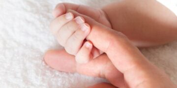 El Ayuntamiento aprueba ayudas por más de 441 mil euros a las familias majariegas por nacimiento o adopción durante 2025
