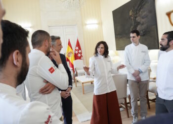 Díaz Ayuso recibe en la Real Casa de Correos a los cocineros, reposteros y sumilleres madrileños premiados en Madrid Fusión