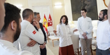 Díaz Ayuso recibe en la Real Casa de Correos a los cocineros, reposteros y sumilleres madrileños premiados en Madrid Fusión