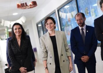 Díaz Ayuso defiende la educación concertada para garantizar la libertad de elección de las familias “en estricto cumplimiento de la Constitución”