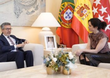 Díaz Ayuso recibe en la Real Casa de Correos al alcalde de Lisboa para reforzar lazos económicos y culturales