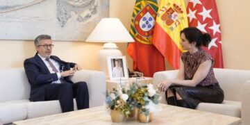 Díaz Ayuso recibe en la Real Casa de Correos al alcalde de Lisboa para reforzar lazos económicos y culturales