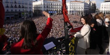 Isabel Díaz Ayuso y María Corina Machado salen al balcón de la Real Casa de Correos