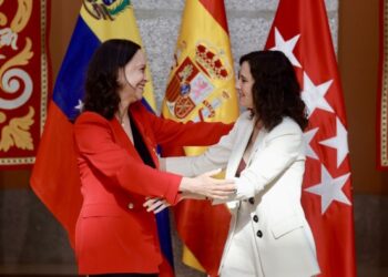 Díaz Ayuso denuncia los “efectos devastadores” del socialismo del siglo XXI, “de guateque” hoy en Barcelona: “Nos dan lecciones de democracia los que han robado las urnas a los venezolanos”