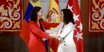 Díaz Ayuso denuncia los “efectos devastadores” del socialismo del siglo XXI, “de guateque” hoy en Barcelona: “Nos dan lecciones de democracia los que han robado las urnas a los venezolanos”