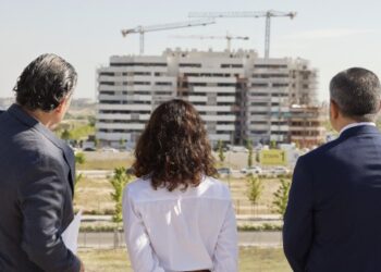Díaz Ayuso visita Los Berrocales, donde la Comunidad de Madrid licita 130 viviendas para familias con menos recursos
