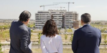 Díaz Ayuso visita Los Berrocales, donde la Comunidad de Madrid licita 130 viviendas para familias con menos recursos