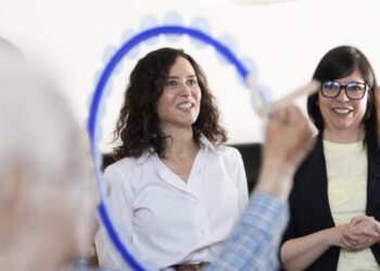 Díaz Ayuso anuncia más de 300 viviendas con apoyos para que personas mayores con dependencia leve puedan “llevar una vida independiente”