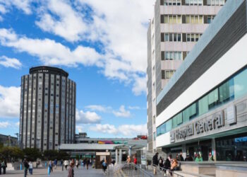 El Hospital público La Paz de la Comunidad de Madrid realiza el primer implante coclear en España con asistencia de brazo robótico