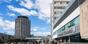 El Hospital público La Paz de la Comunidad de Madrid realiza el primer implante coclear en España con asistencia de brazo robótico