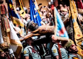 Díaz Ayuso acompaña en Málaga al Cristo de la Buena Muerte: “Pediré por la gente que está sola y por los que se juegan la vida por todos los demás”
