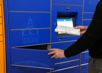 Estreno de las taquillas inteligentes del proyecto Metropaq para facilitar la recogida de paquetes a los usuarios del suburbano