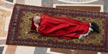 En un mundo en guerra, aprendamos de Cristo a no devolver el mal recibido