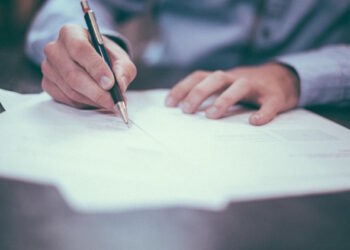 La Comunidad de Madrid ultima el decreto que fijará la caducidad de algunas leyes y priorizará el silencio administrativo positivo en beneficio de los ciudadanos