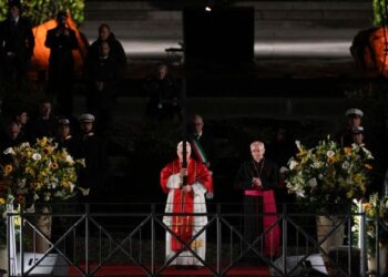 León XIV carga la Cruz en el Coliseo, un gesto que interpela a la humanidad