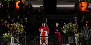 León XIV carga la Cruz en el Coliseo, un gesto que interpela a la humanidad