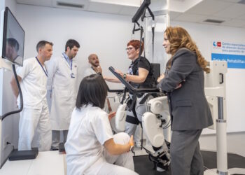 La Comunidad de Madrid emplea, de forma pionera en el mundo, un exoesqueleto robótico para mejorar las terapias de las personas con ELA