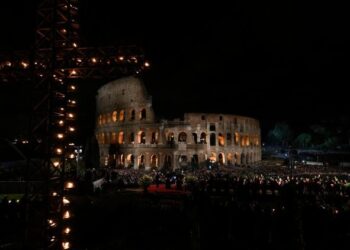 Vía Crucis: Cristo anula el mal con el amor. Quien abusa del poder responderá a Dios