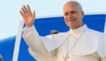 El Papa León se despide de Camerún y llega a Angola