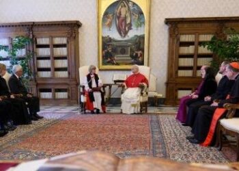 El Papa: Anglicanos y católicos deben seguir trabajando para superar las diferencias