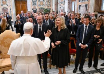 El Papa pide al Partido Popular Europeo volver a poner al pueblo en el centro