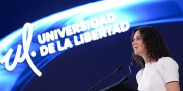 Díaz Ayuso denuncia el “pensamiento colectivista totalitario” que quiere “pudrir el alma” pero advierte: “No se pide permiso para defender la libertad”