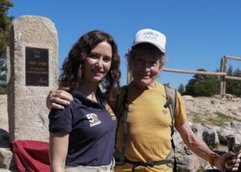 Díaz Ayuso rinde homenaje al emblemático Camino Schmid en su centenario, una de las primeras rutas de senderismo de España