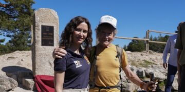 Díaz Ayuso rinde homenaje al emblemático Camino Schmid en su centenario, una de las primeras rutas de senderismo de España