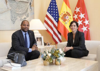 Díaz Ayuso recibe en la Real Casa de Correos al alcalde de la ciudad estadounidense de Dallas