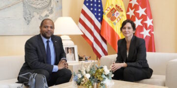 Díaz Ayuso recibe en la Real Casa de Correos al alcalde de la ciudad estadounidense de Dallas