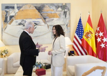Díaz Ayuso se reúne en la Real Casa de Correos con el Embajador de Estados Unidos en España