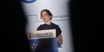 Díaz Ayuso denuncia el trato de la Administración y la Agencia Tributaria a empresas y autónomos: son una “fábrica para expulsar inversiones y confianza”
