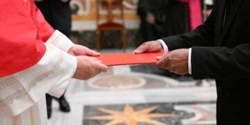 El Papa: hoy se busca la paz con las armas, es urgente fortalecer el diálogo