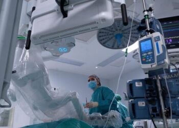 El Hospital público 12 de Octubre, primero en España que opera con robot a un bebé de tres meses con obstrucción renal