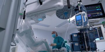 El Hospital público 12 de Octubre, primero en España que opera con robot a un bebé de tres meses con obstrucción renal