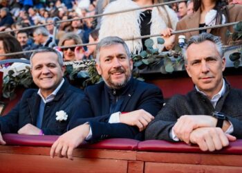 Tradicional corrida de toros en honor a San Isidro con el cartel de no hay billetes
