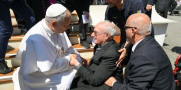 La sorpresa del sacerdote que recibió la ayuda del Papa