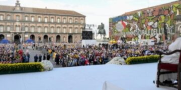 El Papa defiende en Nápoles la acción del Estado para frenar el crimen organizado