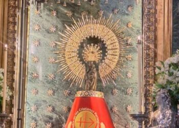 ACN entrega un manto a la Virgen del Pilar como «Madre de los cristianos perseguidos»