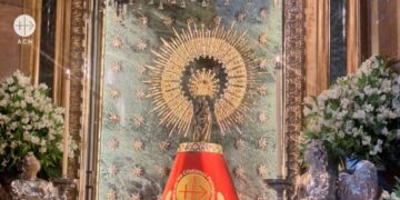ACN entrega un manto a la Virgen del Pilar como «Madre de los cristianos perseguidos»
