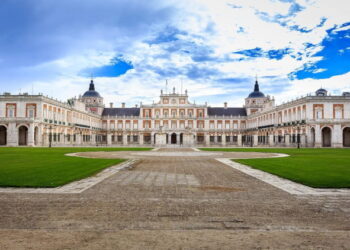 La Comunidad de Madrid declara BIC dos esculturas de José de Churriguera, un bargueño napolitano del siglo XVI y una consola del Palacio de Aranjuez