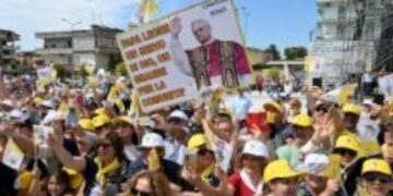 La gente de Acerra: «El Papa aquí es una caricia para el alma, no nos abandonen»