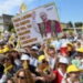 La gente de Acerra: «El Papa aquí es una caricia para el alma, no nos abandonen»