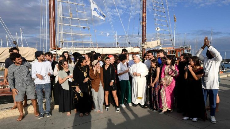 Un año de León: viajes, llamados a la paz y la misión de pastor por el mundo