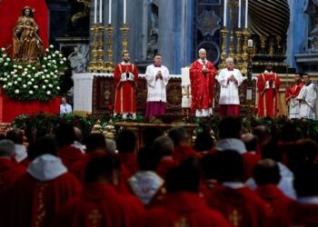 El Papa: El Paráclito nos defiende de los prejuicios que apagan la luz del Evangelio
