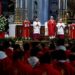 El Papa: El Paráclito nos defiende de los prejuicios que apagan la luz del Evangelio