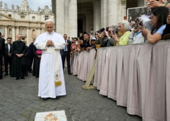 León XIV reza en el lugar del atentado de hace 45 años contra Juan Pablo II