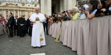 León XIV reza en el lugar del atentado de hace 45 años contra Juan Pablo II